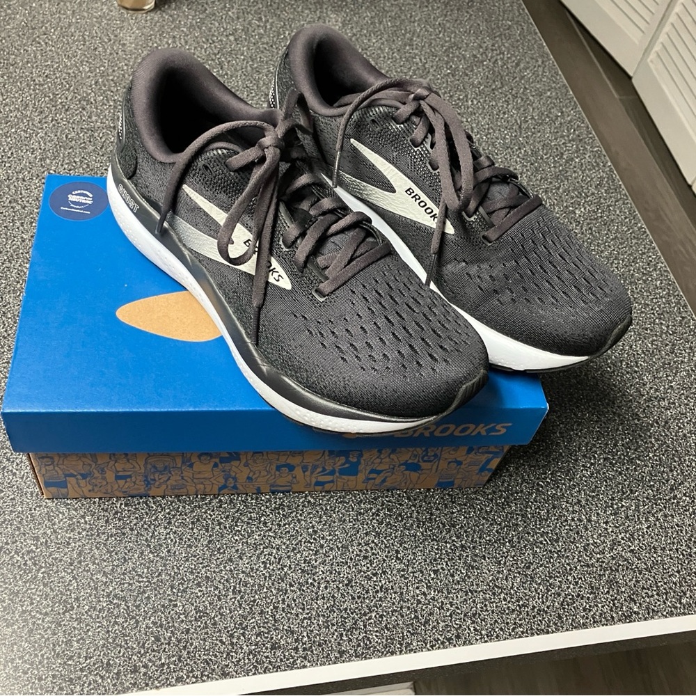 Women’s Brooks Ghost 16 NEW IN BOX running & walking shoes/ sneakers size 8.5.